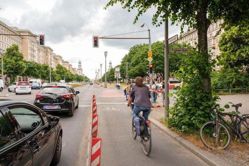 Radfahrstreifen vor einer Ampel an der Frankfurter Allee