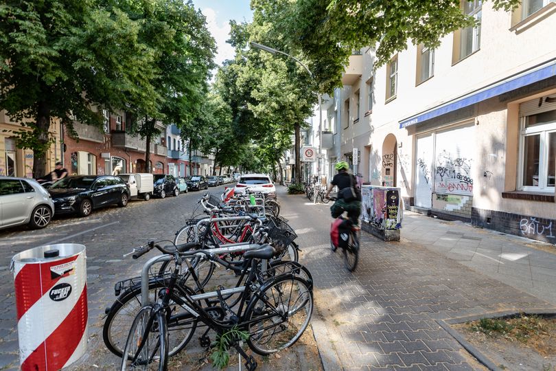 Radfahrer fährt auf Hochbord-Radweg