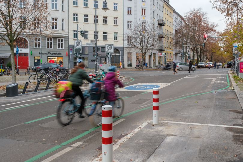 Schulkinder auf dem Fahrrad in der Schwedter Straße