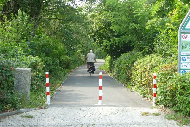 Gemeinsamer Rad- und Gehweg zwischen Floningweg und Furkastraße asphaltiert
