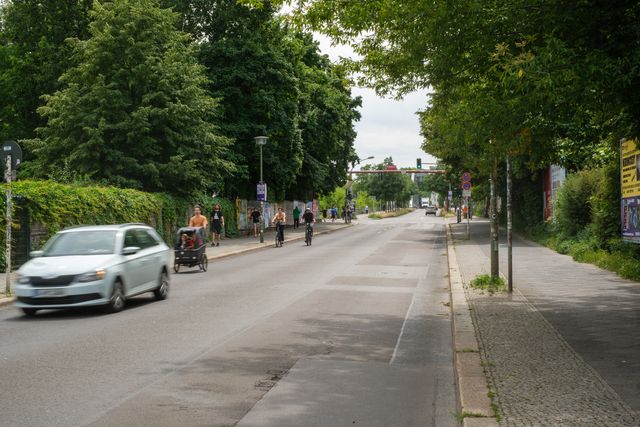 Radfahrende auf Modersohnstraße in Friedrichshain-Kreuzberg