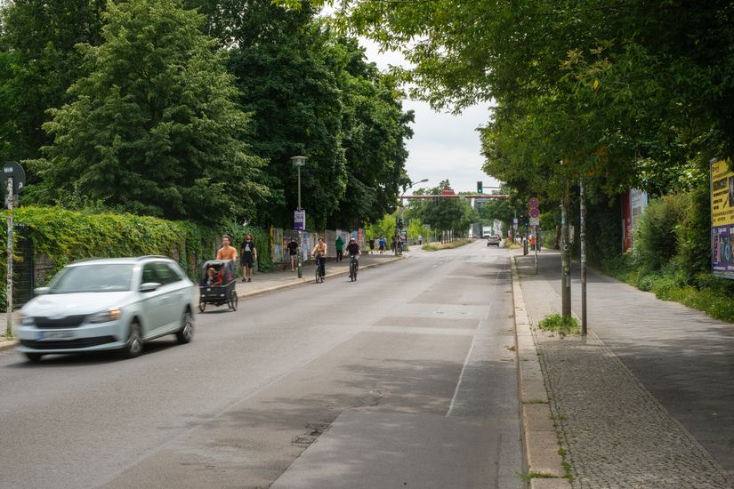 Radfahrende auf Modersohnstraße in Friedrichshain-Kreuzberg